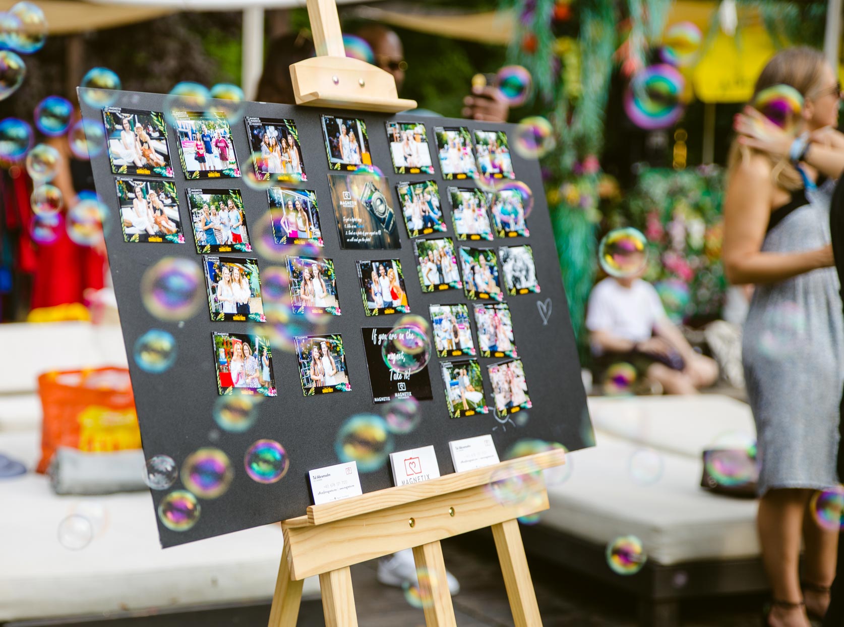 Magnetbox-Fotostand mit gebrandeten Fotomagneten bei einem Event